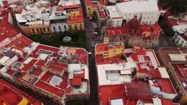Guanajuato, Meksika 'daki Hidalgo Market' in hareketli atmosferini keşfedin. Sokak satıcıları yiyecek sunarken, ışıklar etraftaki binaları aydınlatıyor..