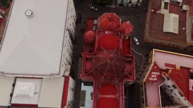 Guanajuato, Meksika 'daki Hidalgo Market' in hareketli atmosferini keşfedin. Sokak satıcıları yiyecek sunarken, ışıklar etraftaki binaları aydınlatıyor..