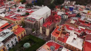 Guanajuato, Meksika 'daki Hidalgo Market' in hareketli atmosferini keşfedin. Sokak satıcıları yiyecek sunarken, ışıklar etraftaki binaları aydınlatıyor..