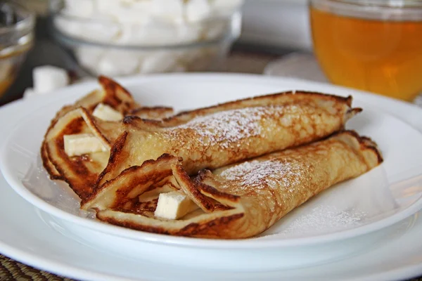 Frittelle tradizionali russe con burro e zucchero — Foto Stock