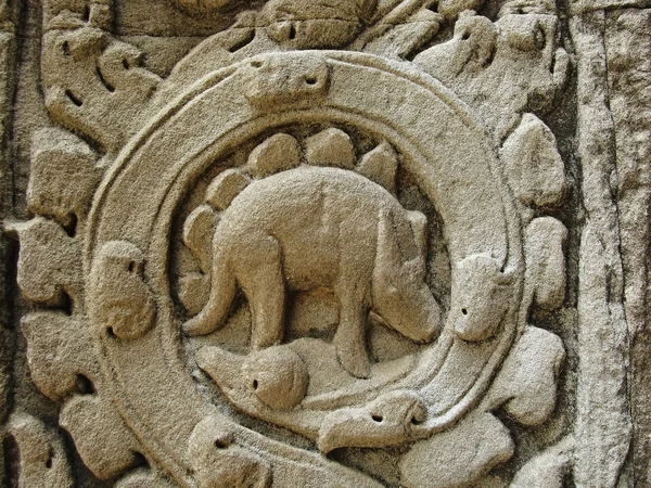 Mysterious bas relief carving depicting a dinosaur at Angkor, Cambodia. — Stock Photo, Image