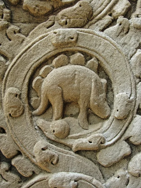 Escultura misteriosa em baixo relevo representando um dinossauro em Angkor, Camboja . — Fotografia de Stock