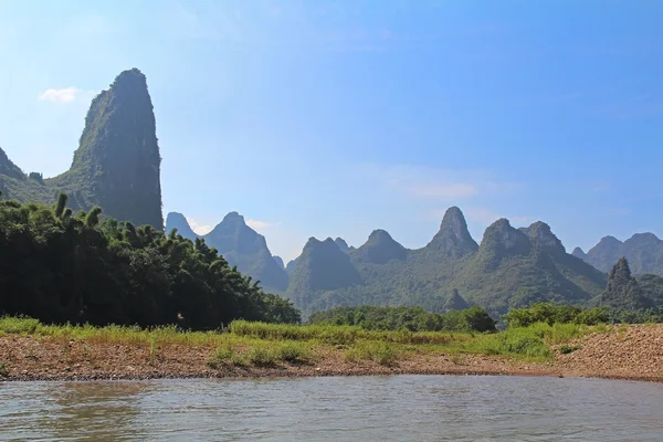 Famous karst mountains at Li river near Yangshuo, China — Stock Photo, Image