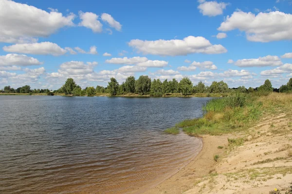 Orilla del lago y un hermoso paisaje nublado en verano . — Foto de Stock