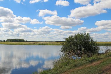 Göl kıyısı ve yaz aylarında güzel bir cennet.