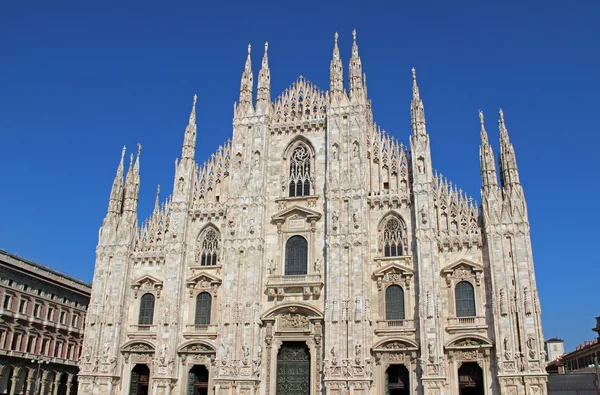 Duomo di Milano en Italia, con cielo azul . — Foto de Stock