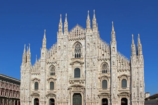 Duomo di Milano en Italie, avec ciel bleu . — Photo