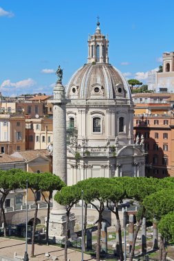 Sütun Trajan ve Chiesa Cattolica Ss. Nome di Maria. Roma, İtalya