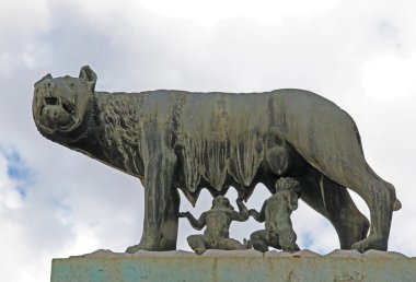 Dişi kurt Romulus ve Remus emzirir. Roma, İtalya.