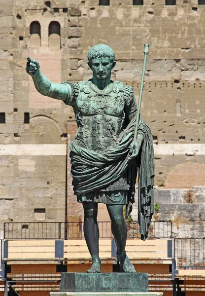 Estátua de Otaviano Augusto na rua do Fórum Imperial em Roma. Itália, Europa — Fotografia de Stock