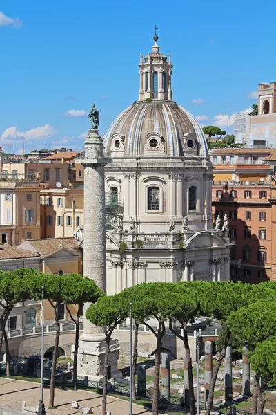 Colonne de Trajan et Chiesa Cattolica SS. Nome di Maria. Rome, Italie — Photo