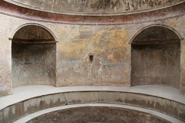 Pompei'nin Vesuvius tarafından tahrip binalar içinde iç.