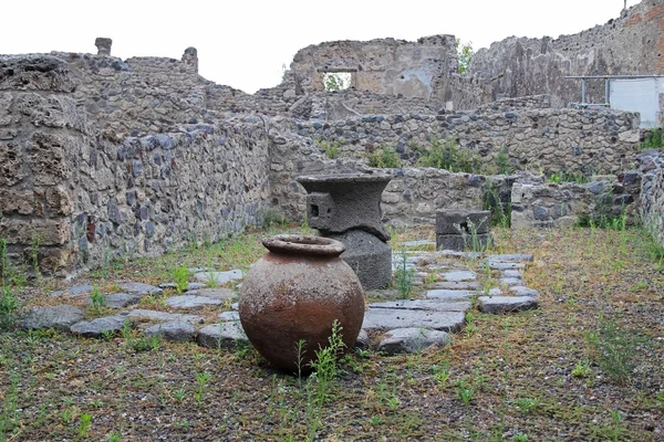 De ruïnes en kannen van de oude stad van Pompeii, Italië — Stockfoto