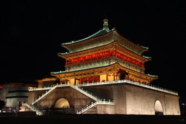 Işıklı ünlü antik çan kulesinde gece, Xian, China.