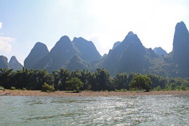 Ünlü karstik dağlar Yangshuo, Çin'Li Nehri
