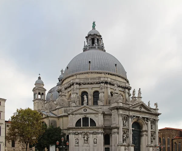 Slavná bazilika di santa maria della salute v Benátkách, Itálie — Stock fotografie