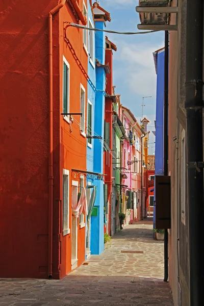 Smalle straat met kleurrijk appartement huizen in Burano, Venetië, Italië — Stockfoto