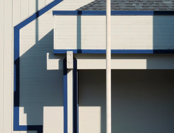 Mavi ve beyaz yan binanın