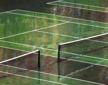 Islak Tenis Kortu