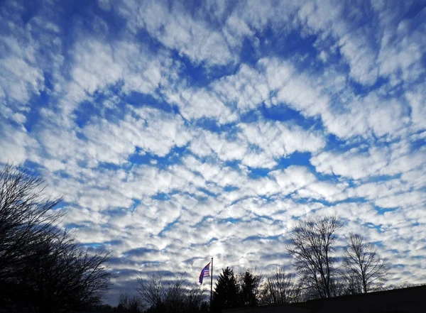 Dramatik bulutlar ve bayrak