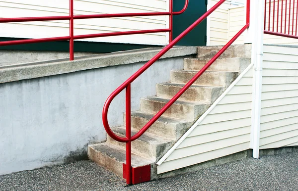 İle kırmızı korkuluk merdiven