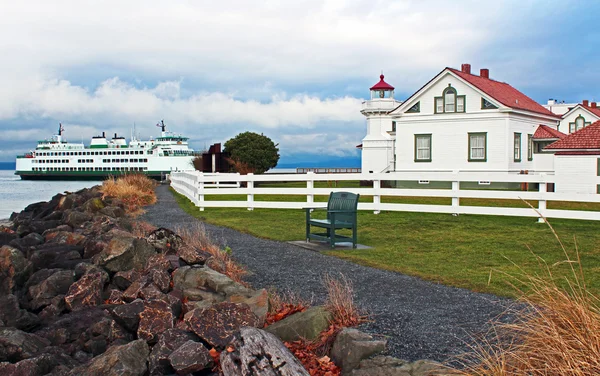 Deniz feneri ve bulutlu gün feribot