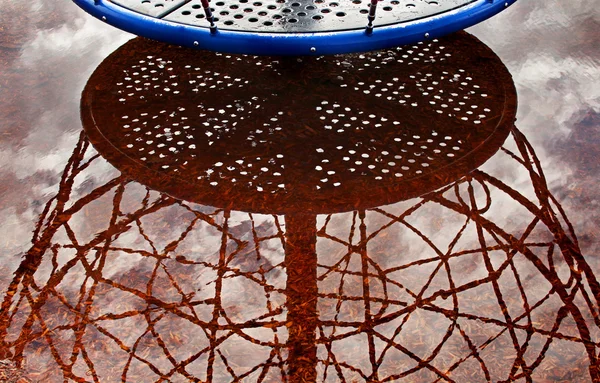 Su birikintisi üzerinde talaş gölgesinde