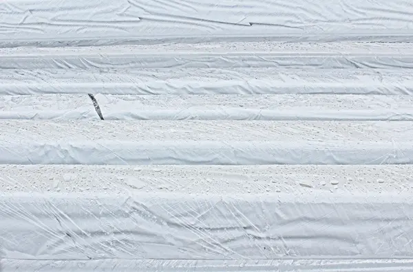 Plastiğin üzerinde üzerinde kaydırılan kereste yağmur