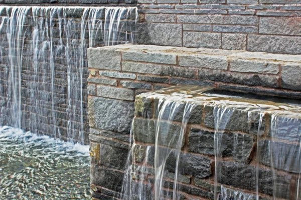 Şelale çeşme üzerinde tuğla, yatay