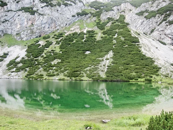 Riflessione delle montagne in acqua — Foto Stock