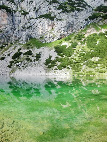 Riflessione delle montagne in acqua — Foto Stock