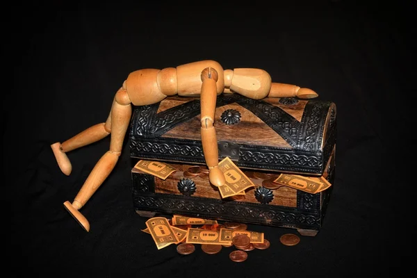 Figura de madeira com uma caixa de dinheiro — Fotografia de Stock