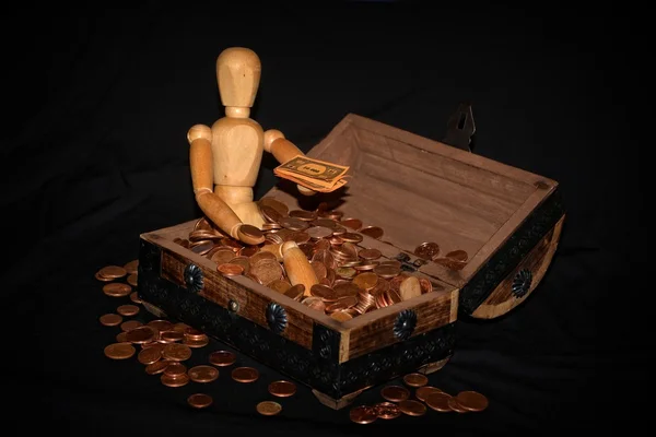 Figura de madera con una caja de dinero —  Fotos de Stock