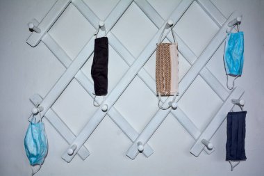 Solunum maskeli beyaz koridor vestiyeri