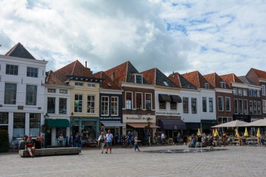 Zierikzee, Hollanda 'da pazar meydanı, 24 Ağustos 2020. Eski liman şehrinin merkezinde birçok dükkan ve insan var..