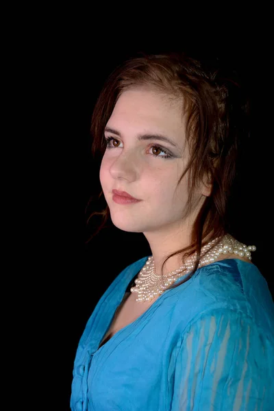 Retrato Uma Jovem Mulher Vestido Azul Cabelo Castanho Olha Para — Fotografia de Stock