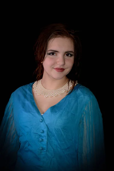 Портрет Молодої Жінки Блакитній Сукні Коричневому Волоссі Посміхаючись Вперед Чорним — стокове фото
