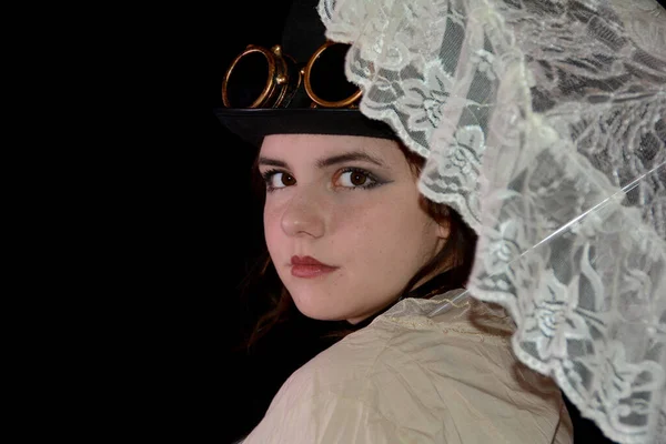 Портрет Молодої Дівчини Парному Панк Шоу Тримає Білу Відкриту Парасольку — стокове фото