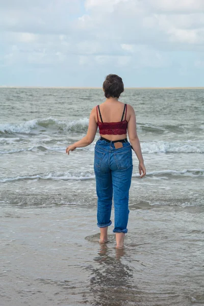 Junges Mädchen Jeans Und Kurzem Oberteil Läuft Barfuß Sandstrand Ins — Stockfoto