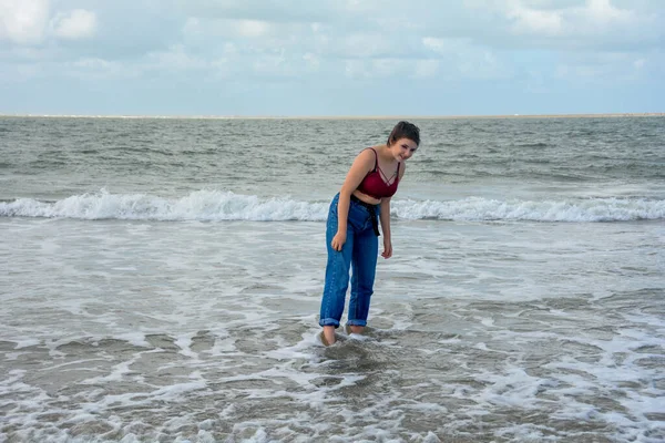 Junges Mädchen Jeans Und Kurzem Oberteil Steht Barfuß Sandstrand Vor — Stockfoto