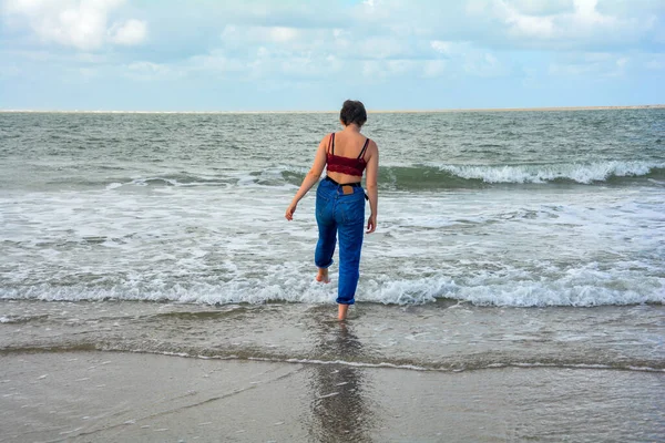 Junges Mädchen Jeans Und Kurzem Oberteil Mit Den Füßen Wasser — Stockfoto