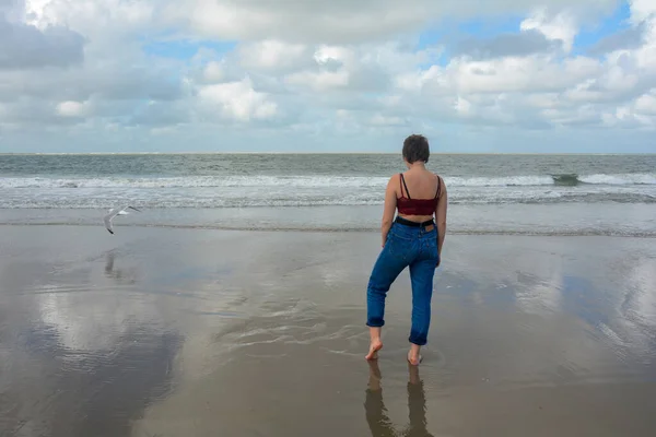 Young Girl Jeans Short Top Stands Barefoot Sandy Beach Front — Zdjęcie stockowe