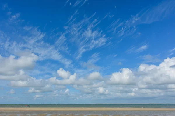 Praia Areia Junto Mar Com Muitas Nuvens Céu Azul — Fotografia de Stock