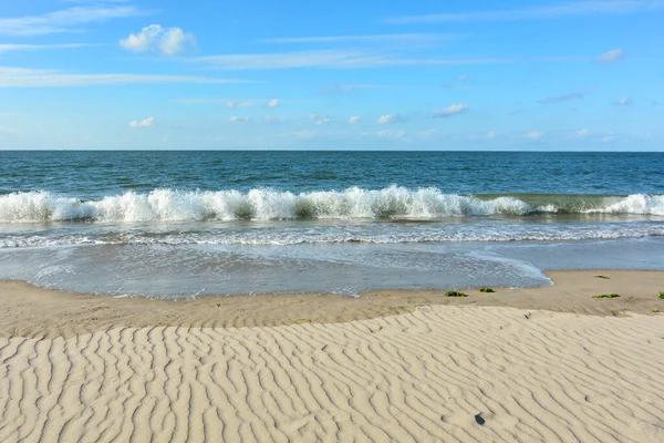 Zee Met Golven Zandstrand Met Blauwe Lucht — Stockfoto