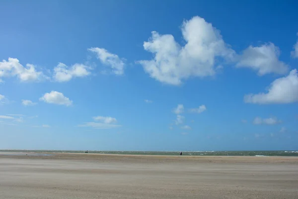 Mar Ondas Com Praia Areia Céu Azul Com Nuvens Brancas — Fotografia de Stock
