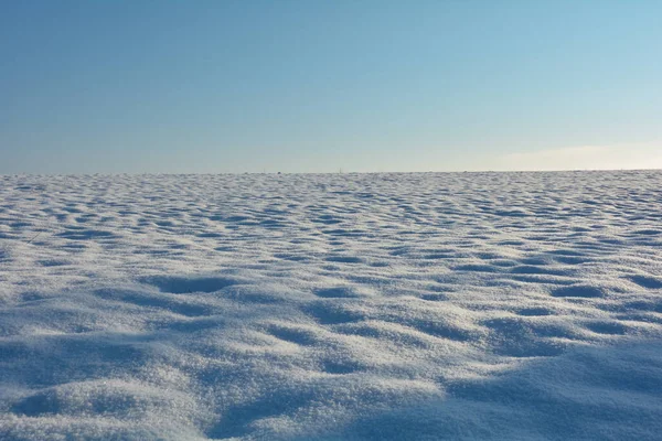 Campo Com Muita Neve Branca Céus Azuis Horizonte — Fotografia de Stock