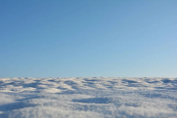 Campo Com Muita Neve Branca Céus Azuis Horizonte — Fotografia de Stock