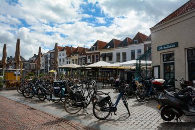 Zierikzee, Hollanda, 24 Ağustos 2020 - Birçok bisiklet ve kafesi olan pazar yeri