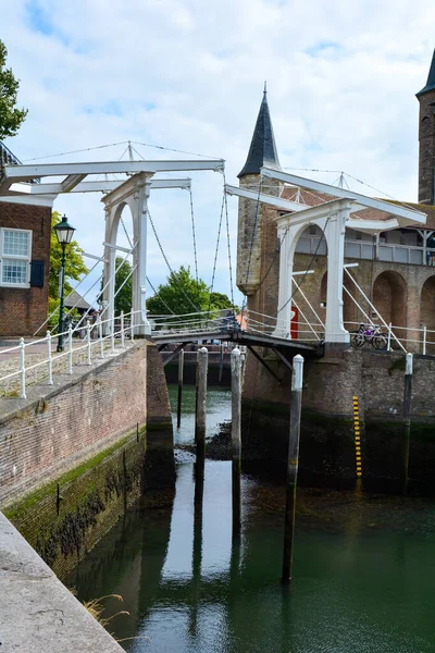 オランダ ゼーラント州ジエリクゼーの中世の町のZuiderhavenにある古いドローブリッジ — ストック写真