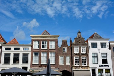 Zierikzee, Zeeland, Hollanda, 24 Ağustos 2020 - İnsanlar Zuiderhaven yakınlarındaki asma köprüden geçiyorlar